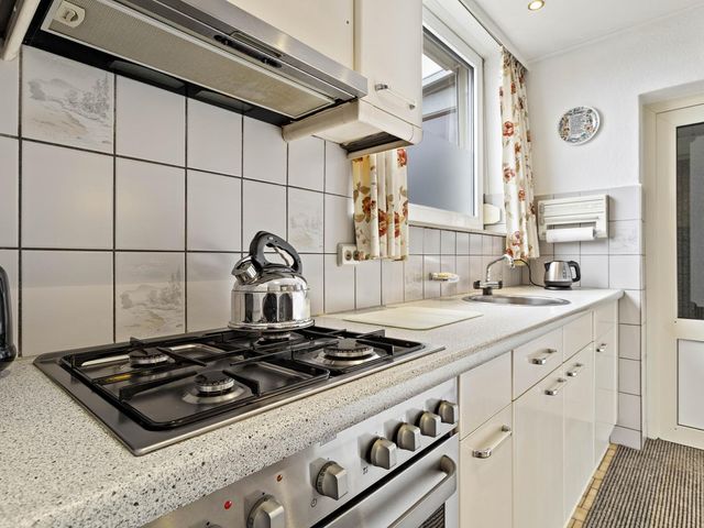 Hendrik van Leyenstraat 19, Born