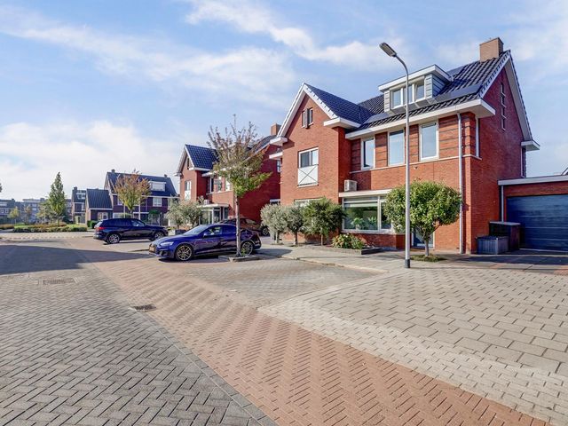 Van Huessenleede 8, Barendrecht