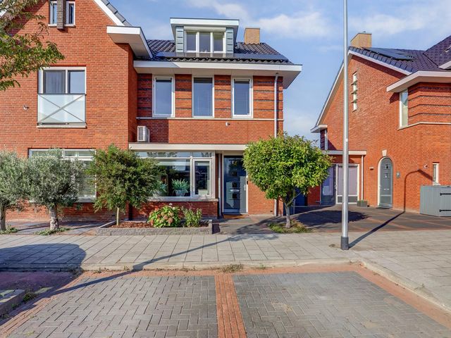 Van Huessenleede 8, Barendrecht