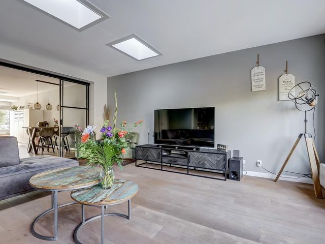 Van Huessenleede 8, Barendrecht