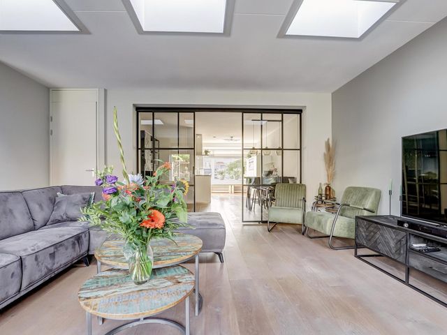 Van Huessenleede 8, Barendrecht