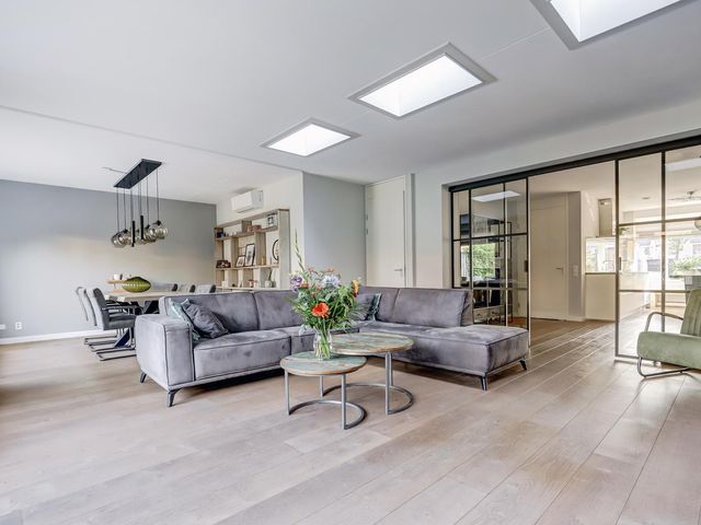 Van Huessenleede 8, Barendrecht