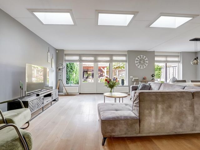 Van Huessenleede 8, Barendrecht