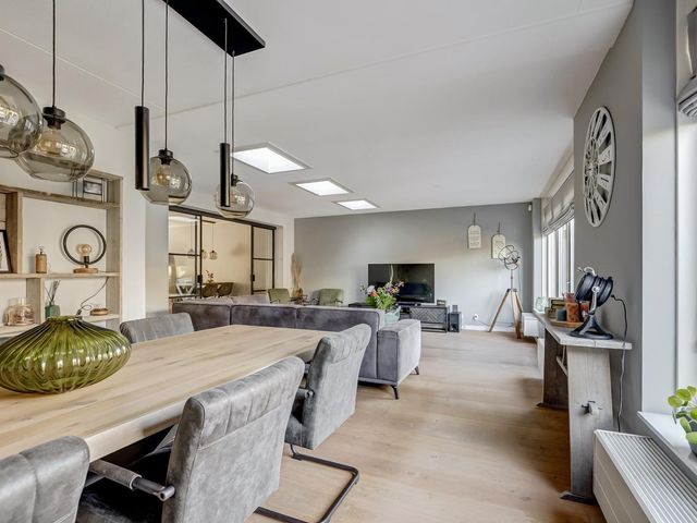 Van Huessenleede 8, Barendrecht