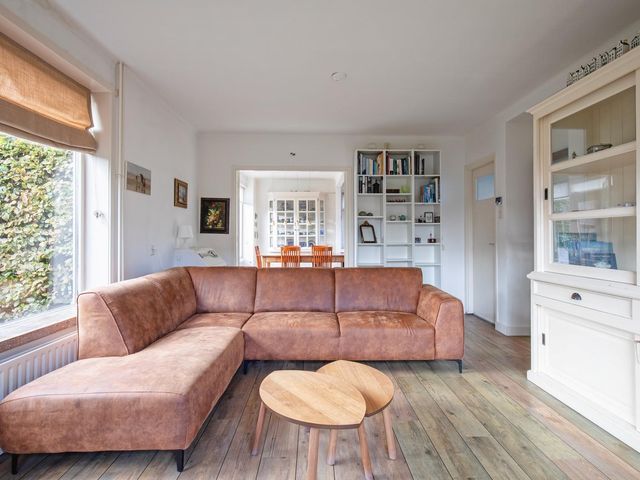 Beatrixlaan 5, Den Burg