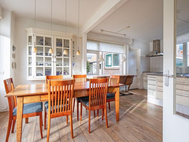 Beatrixlaan 5, Den Burg