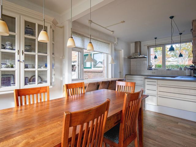 Beatrixlaan 5, Den Burg