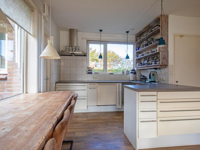 Beatrixlaan 5, Den Burg