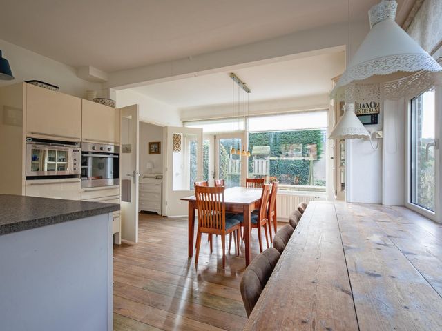 Beatrixlaan 5, Den Burg