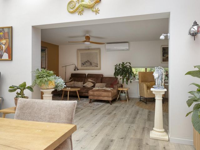 Travertijndijk 37, Roosendaal