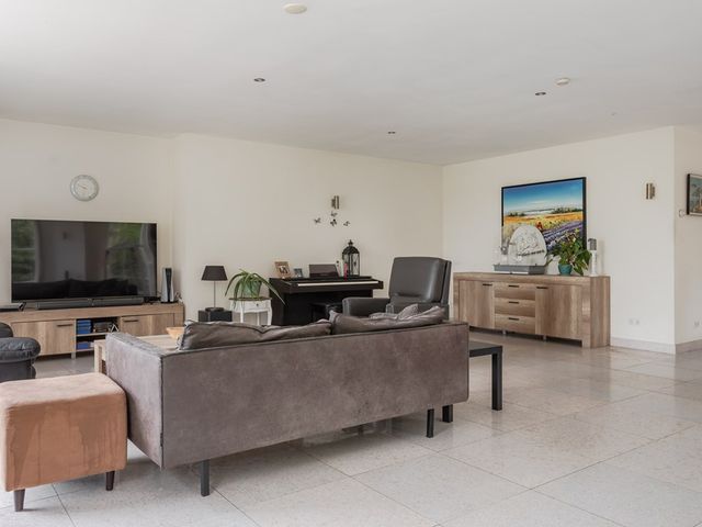 Barnsteen 28, Hoogwoud