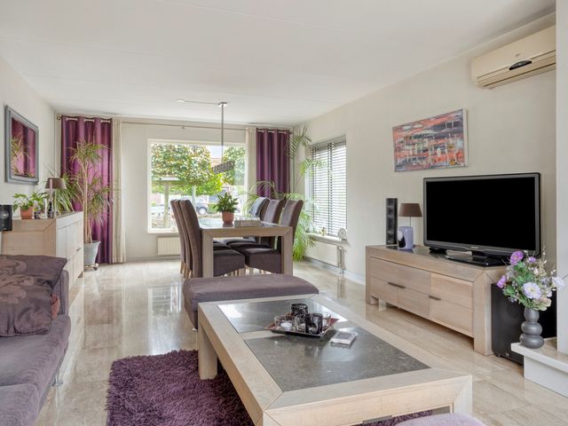 Donkershoekstraat 8, Hoedekenskerke