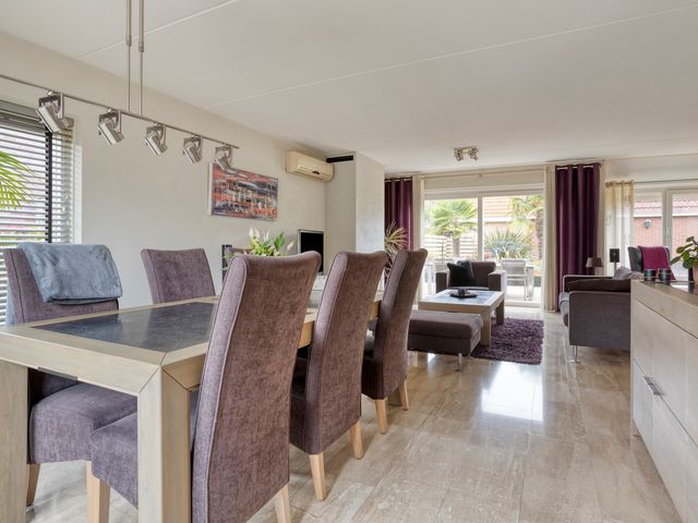 Donkershoekstraat 8, Hoedekenskerke