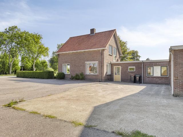 Kerkstraat 81, Waarland