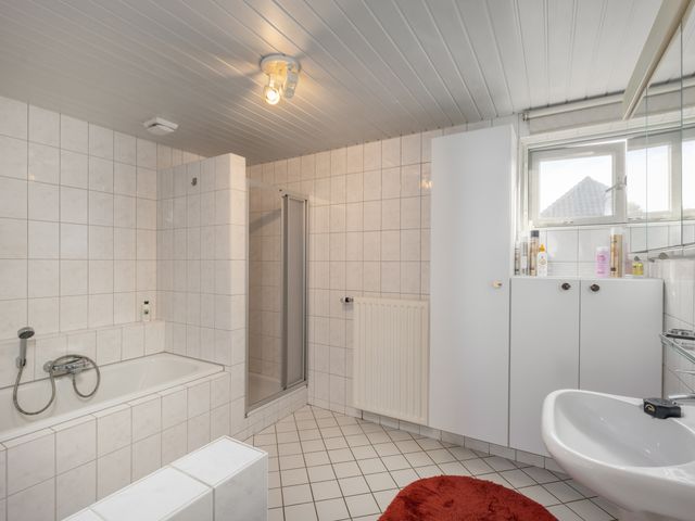 Reggestraat 97B, Enter