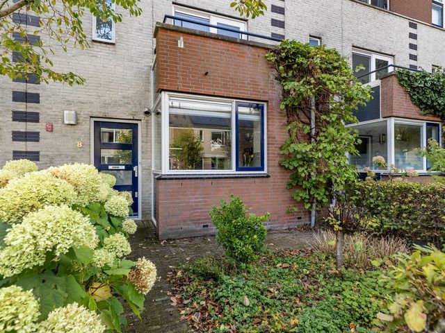 Serenadelaan 8, Barendrecht