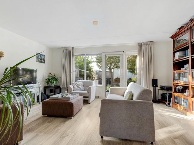 Serenadelaan 8, Barendrecht