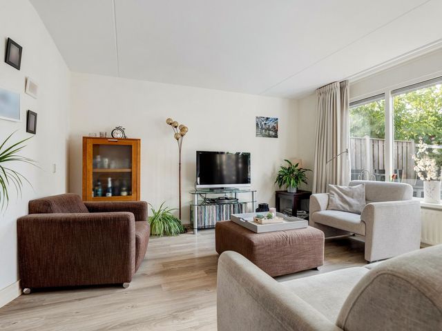 Serenadelaan 8, Barendrecht