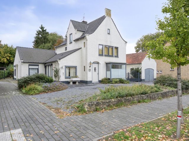 Bernhardstraat 12, Geleen