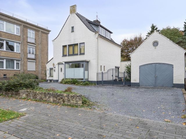 Bernhardstraat 12, Geleen
