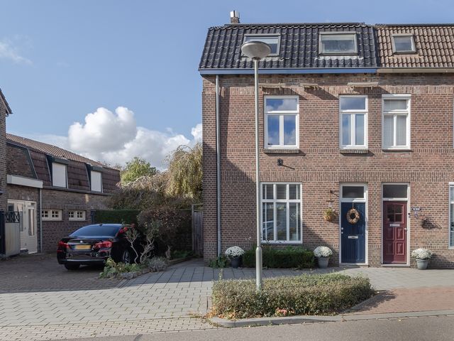 Raadhuisstraat 27, Urmond