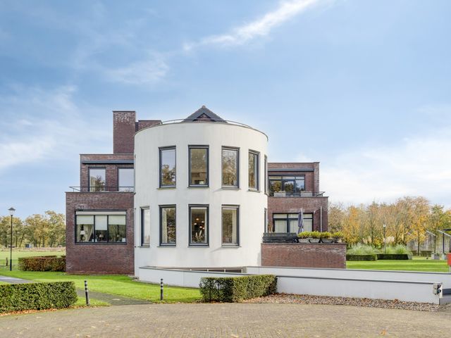 Karmelhof 5, Zenderen