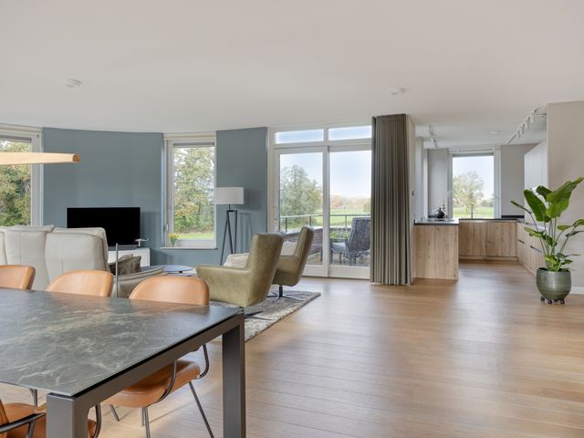 Karmelhof 5, Zenderen