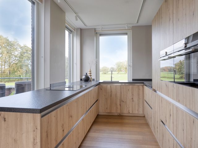 Karmelhof 5, Zenderen