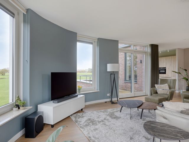 Karmelhof 5, Zenderen