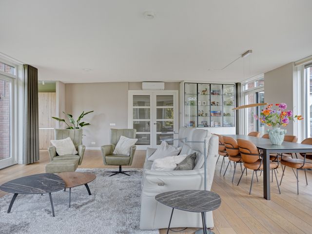 Karmelhof 5, Zenderen