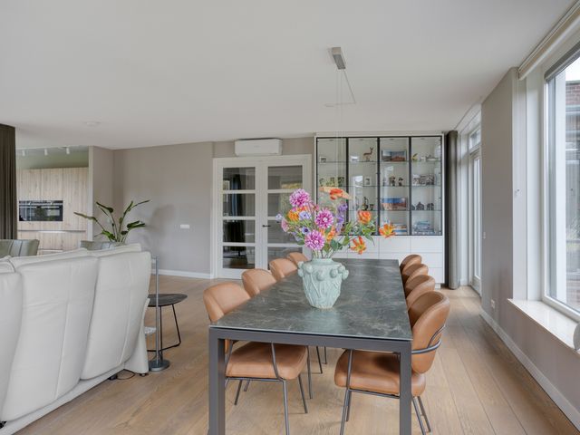 Karmelhof 5, Zenderen