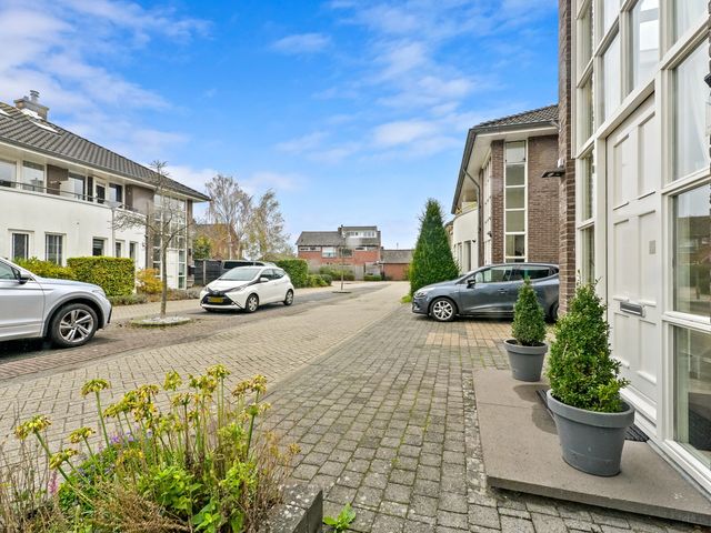 Berkenhof 8, Maasland