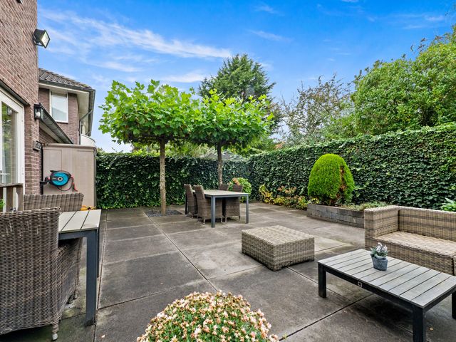 Berkenhof 8, Maasland