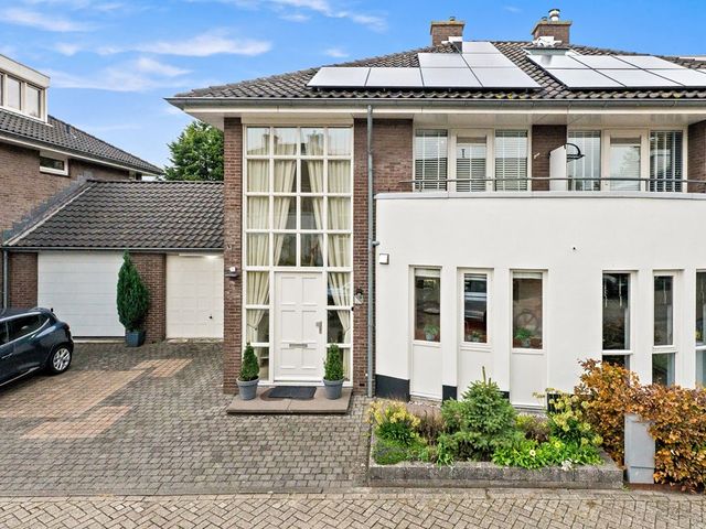 Berkenhof 8, Maasland