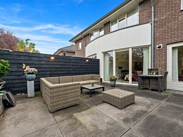 Berkenhof 8, Maasland