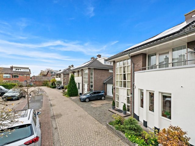 Berkenhof 8, Maasland