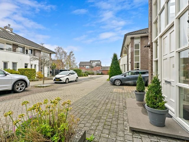 Berkenhof 8, Maasland