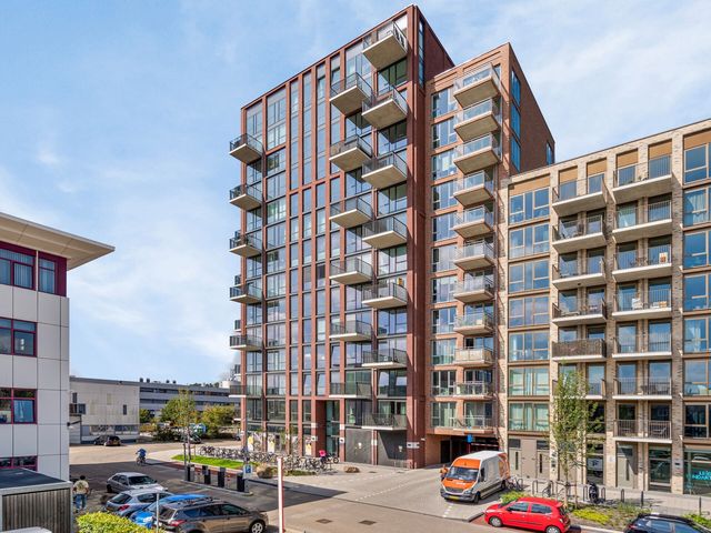 Perzikweg 136, Leiden