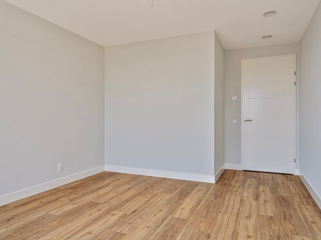 Perzikweg 136, Leiden