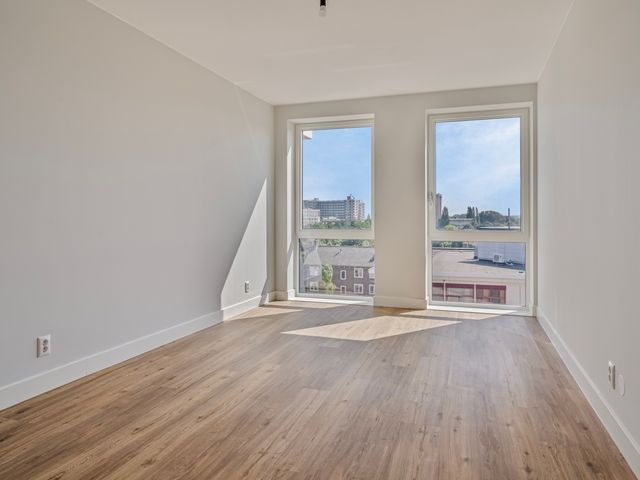 Perzikweg 136, Leiden