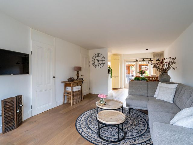 Robert Stolzhof 210, Hoorn