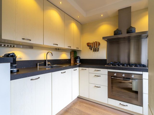 Robert Stolzhof 210, Hoorn