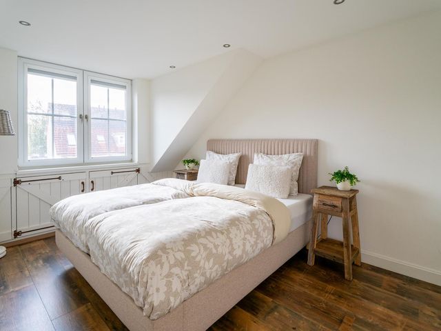 Robert Stolzhof 210, Hoorn