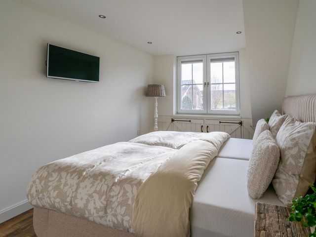 Robert Stolzhof 210, Hoorn