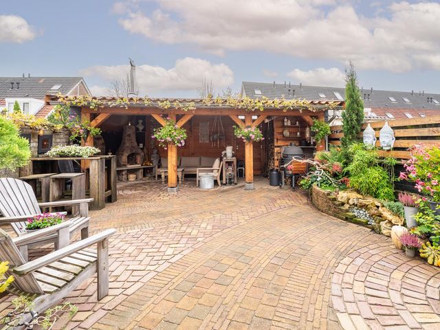 Robert Stolzhof 210, Hoorn