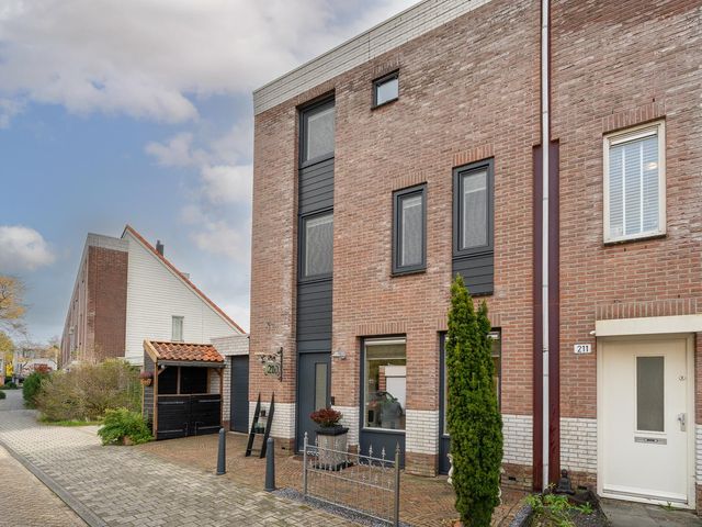 Robert Stolzhof 210, Hoorn