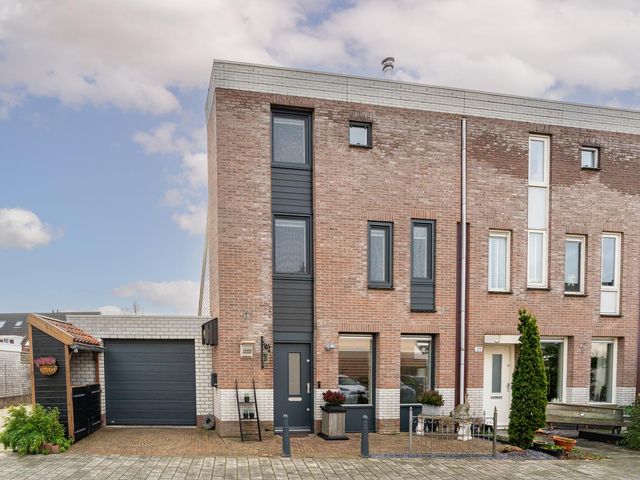 Robert Stolzhof 210, Hoorn