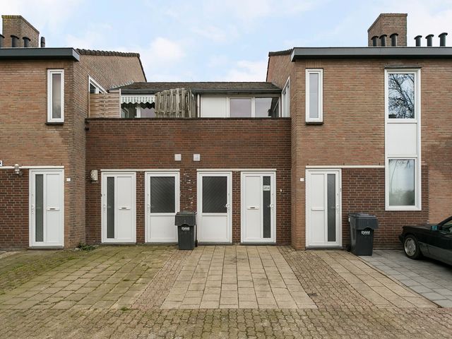 Barbarahof 20a, Born