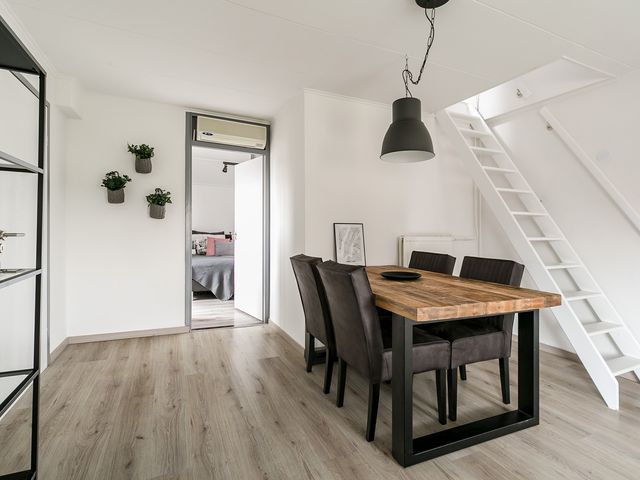 Barbarahof 20a, Born