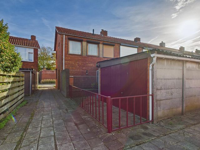 Oranjestraat 11, Sas Van Gent